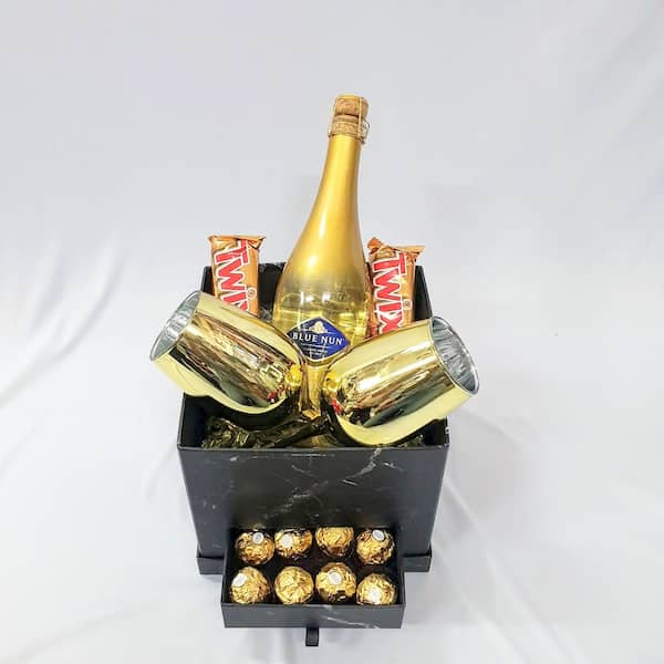 בלו נאן זהב עם כוסות ושוקולדים במארז מתנה מושלם