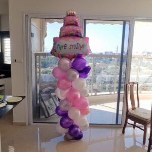 בלון עוגת יום הולדת מעל סטנד בלונים ענק ומקושט
