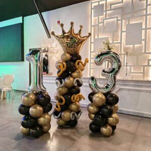 לאירוע מהמם הכנו לכם קישוט בלונים לבר מצווה בעיצוב יוקרתי ומיוחד, עיצוב מלכותי מהמם ביופיו ובעל נוכחות מרשימה אשר ישאיר לכם תמונות מהממות.