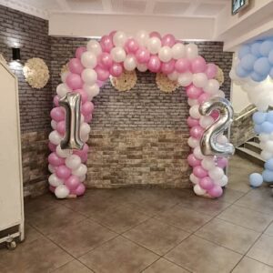 במיוחד עבור החוגגות המתוקות הכנו שער בלונים לבת מצווה בשילוב ספרות 12, שער מרשים ומהמם ביופיו אשר יקשט כל חלל ויהפוך את האירוע שלכם לחגיגי ומיוחד.