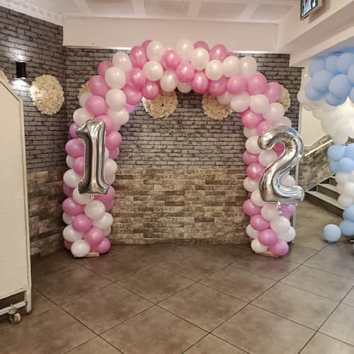 במיוחד עבור החוגגות המתוקות הכנו שער בלונים לבת מצווה בשילוב ספרות 12, שער מרשים ומהמם ביופיו אשר יקשט כל חלל ויהפוך את האירוע שלכם לחגיגי ומיוחד.
