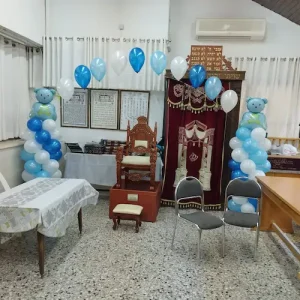 קשת בלונים לברית עם שני סטנדים מעוצבים בגובה כ-1.8 מטר ובלוני דובי מיילר מעליהם, 10 עד 12 בלוני הליום בקשת מתאים לבית הכנסת או לאולם להזמנות צרו איתנו קשר.