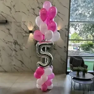 זר בלוני הליום עם בלון מספר עומד במרכז מעל מעמד 4 קומות מבלונים צבעים ומספר לבחירה מתאים לילדים בגילאי 1 - 9 עם משלוח מהיר בכל המרכז להזמנות צרו איתנו קשר.