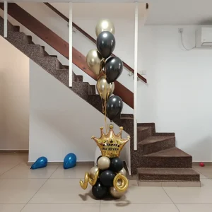 זר בלוני הליום מרחף מעל מעמד כתר 3 קומות, מקושט בבלוני נקניק. הצבעים לבחירתכם. החל מ-195 שח. צלצלו 058-6864488.