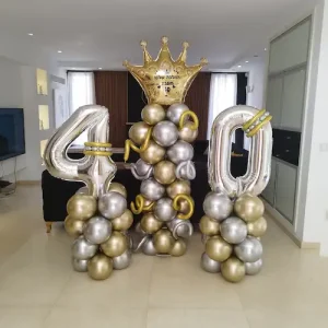 קישוט בלונים יוקרתי לגיל 40, סט סט גדול עם זוג בלוני מספר ענקיים בצדדים ובלון כתר זהב במרכז שעליו כיתוב אישי, מתאים לנשים ולגברים להזמנות 058-6864488.